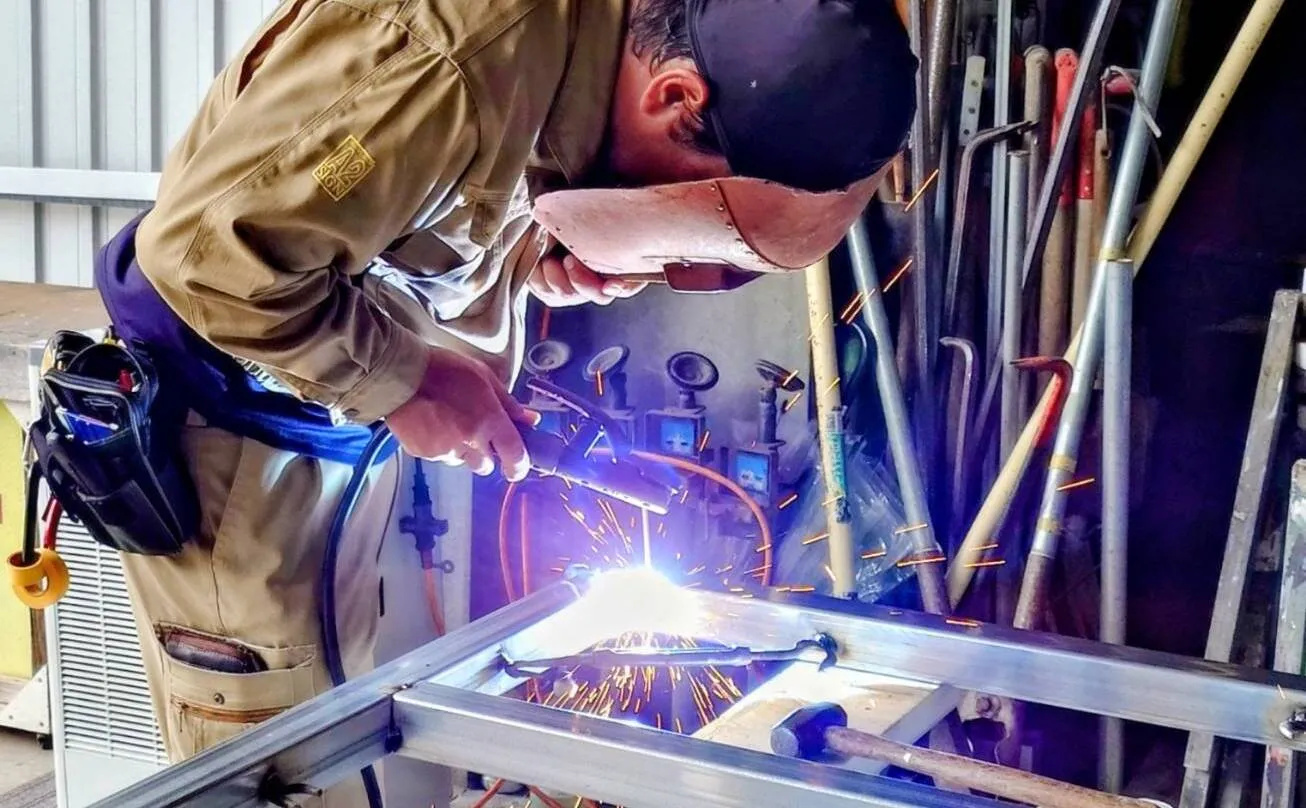 作業場で看板を製作するプロダクター