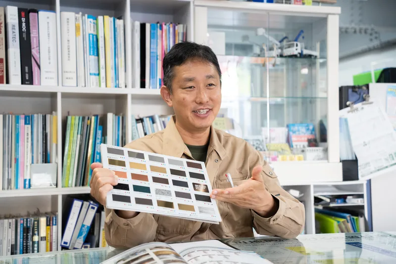 看板の提案内容を説明するサインプランナー